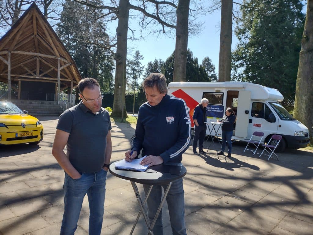 Interviewer Maurice van Opiniepijlers, in gesprek met inwoner van gemeente Beuningen